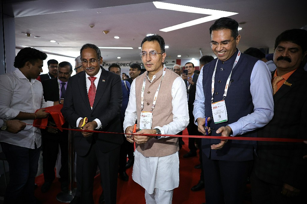 2 Shri Jitin Prasada, Hon'ble Minister of State of Commerce and Industry, Sri Nitin Yada,IAS, Jt. Secy, Dept of Commerce, during the inaugural of Exhibition-iPHEX24